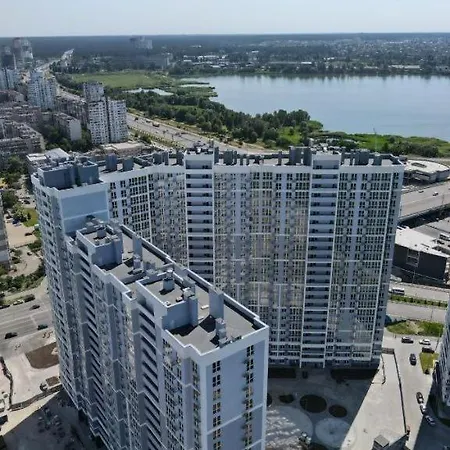 панорамний краєвид на озеро